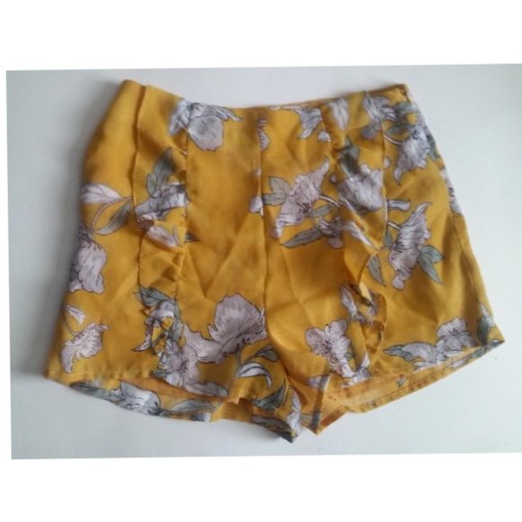 Chriselle x J.O.A. Ruffle Front High Waist Short - Picture 5 of 7